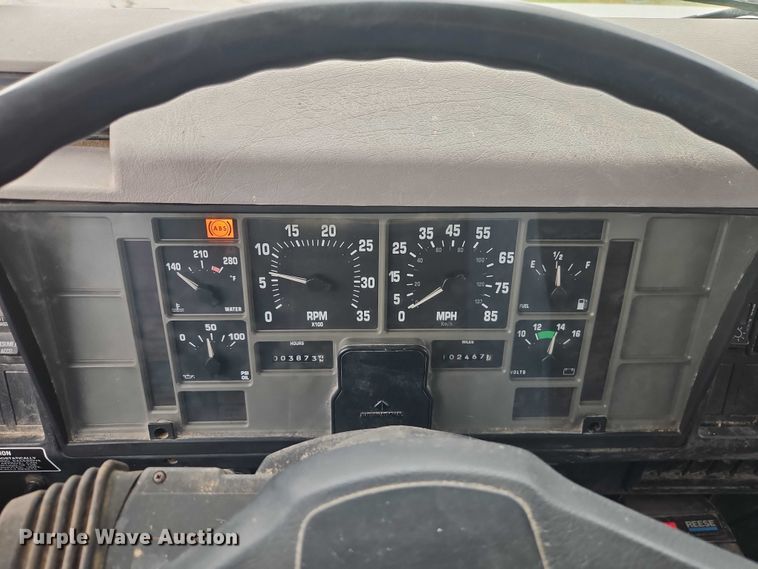 image for item EO4637 2000 International  4700 flatbed truck