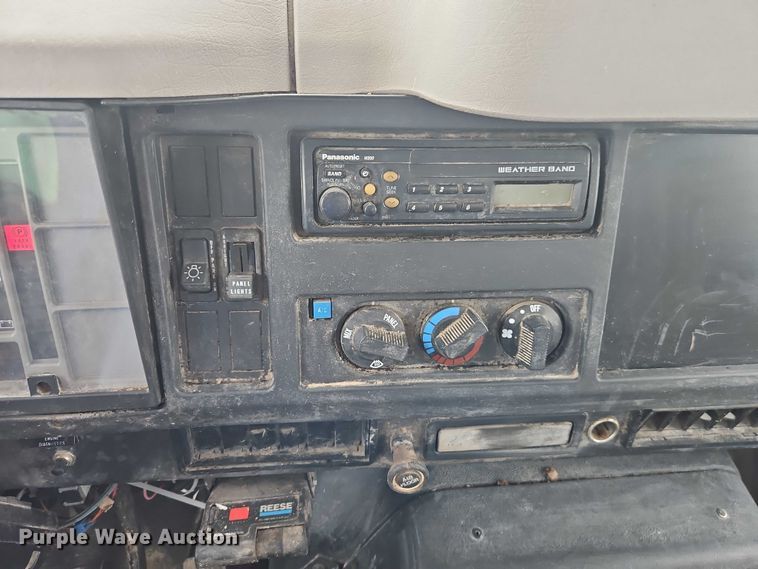 image for item EO4637 2000 International  4700 flatbed truck