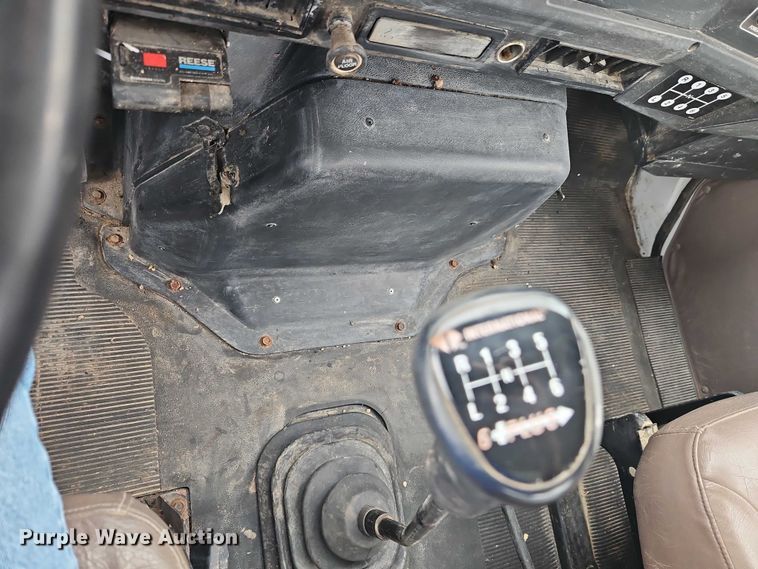 image for item EO4637 2000 International  4700 flatbed truck