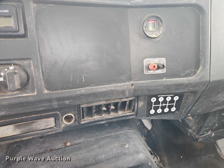 image for item EO4637 2000 International  4700 flatbed truck