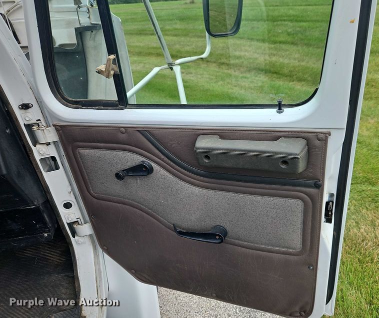 image for item EO4637 2000 International  4700 flatbed truck