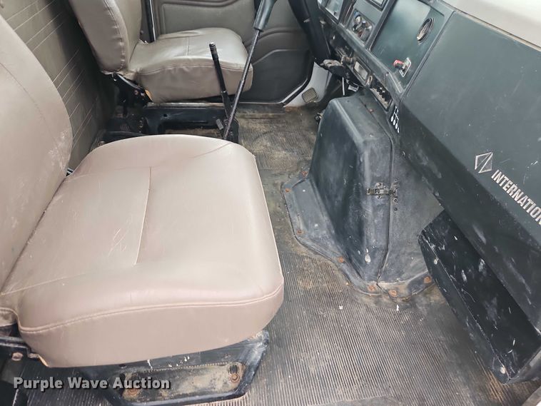 image for item EO4637 2000 International  4700 flatbed truck