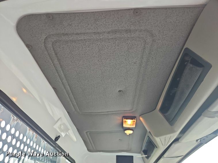 image for item EO4637 2000 International  4700 flatbed truck