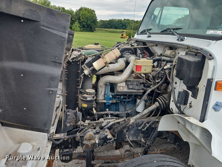 image for item EO4637 2000 International  4700 flatbed truck