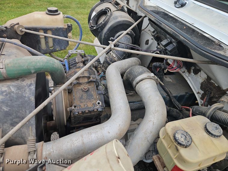 image for item EO4637 2000 International  4700 flatbed truck