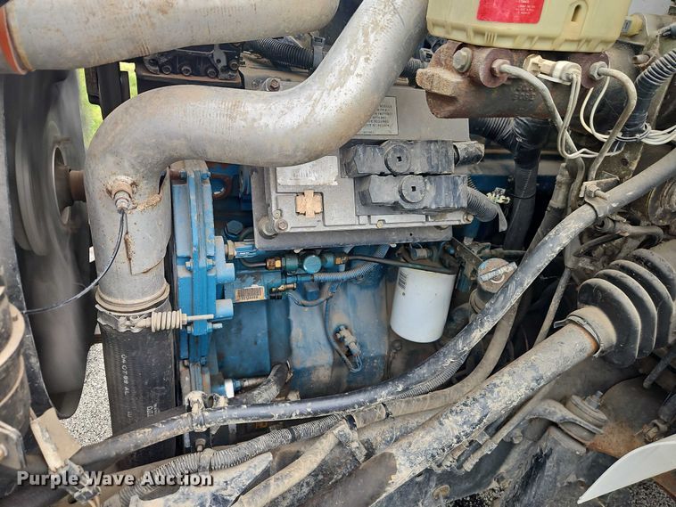 image for item EO4637 2000 International  4700 flatbed truck