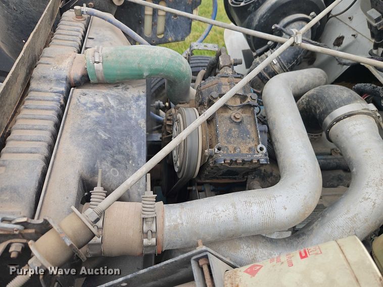 image for item EO4637 2000 International  4700 flatbed truck