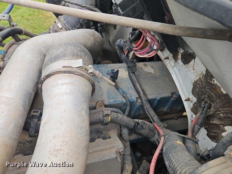 image for item EO4637 2000 International  4700 flatbed truck