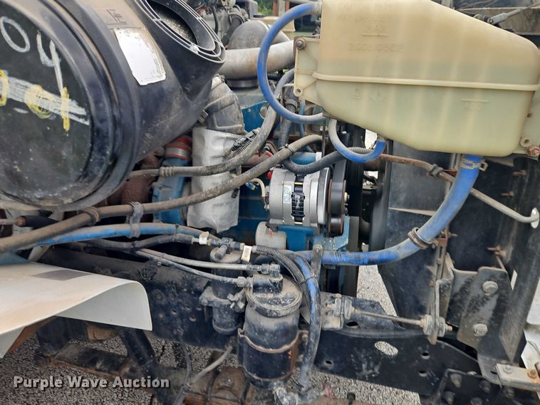 image for item EO4637 2000 International  4700 flatbed truck