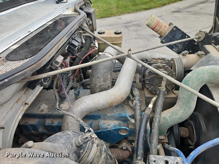 image for item EO4637 2000 International  4700 flatbed truck