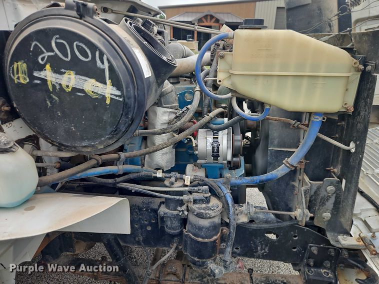 image for item EO4637 2000 International  4700 flatbed truck