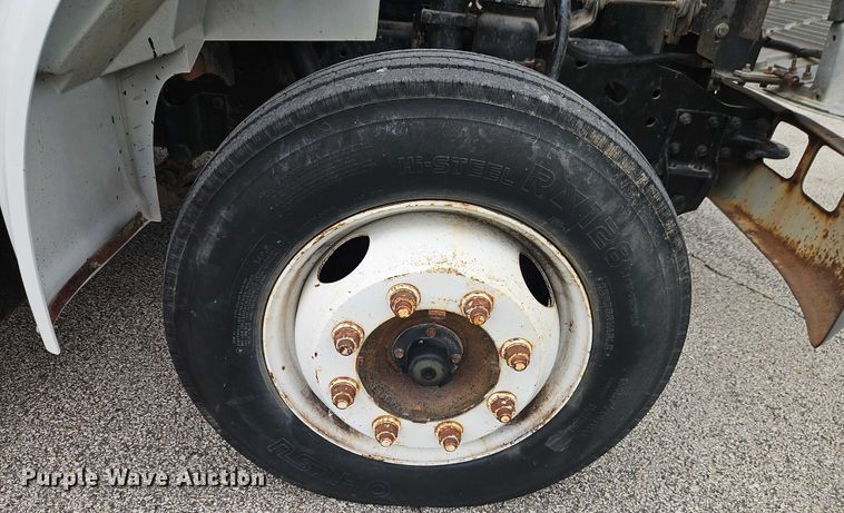 image for item EO4637 2000 International  4700 flatbed truck