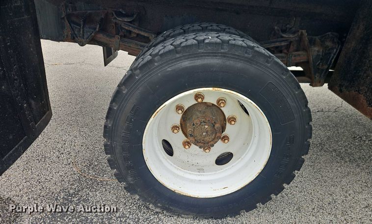 image for item EO4637 2000 International  4700 flatbed truck