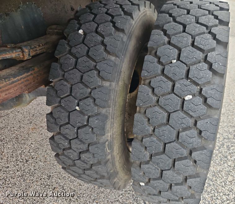 image for item EO4637 2000 International  4700 flatbed truck