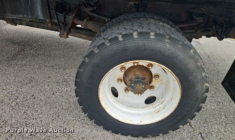 image for item EO4637 2000 International  4700 flatbed truck