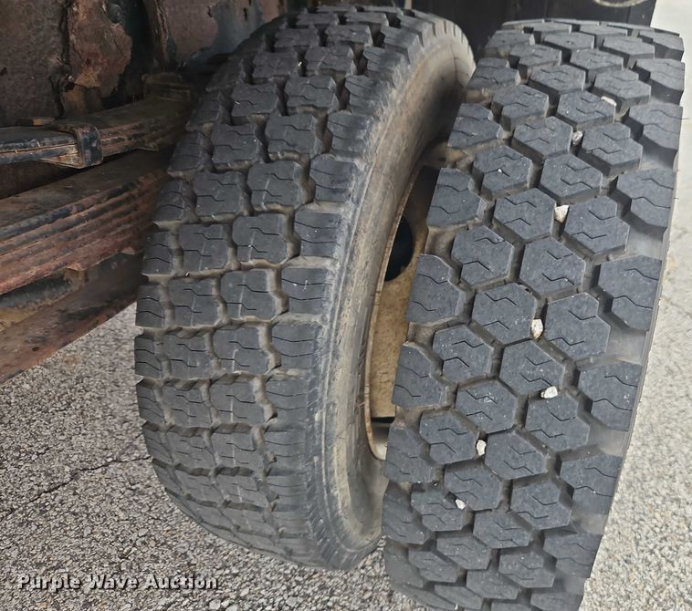 image for item EO4637 2000 International  4700 flatbed truck