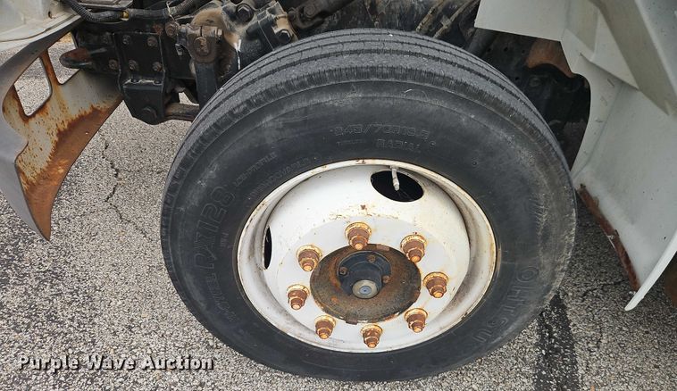 image for item EO4637 2000 International  4700 flatbed truck