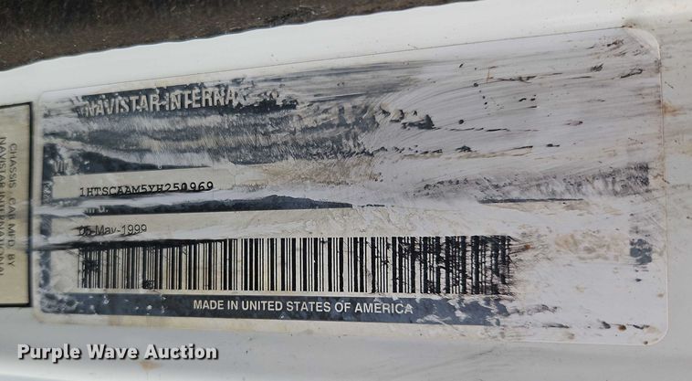 image for item EO4637 2000 International  4700 flatbed truck