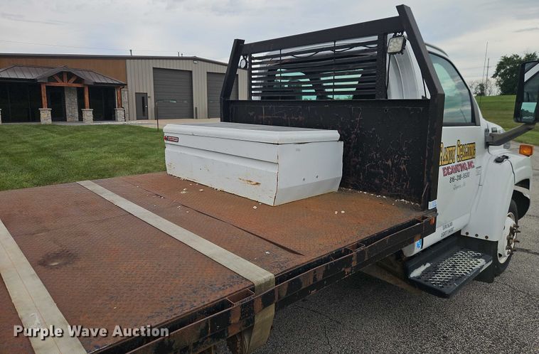image for item EO4638 2005 GMC C5 flatbed truck