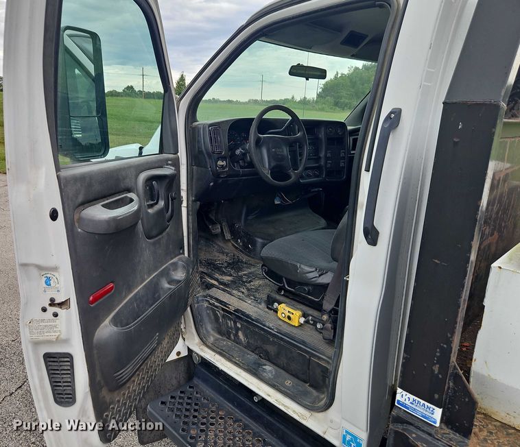 image for item EO4638 2005 GMC C5 flatbed truck