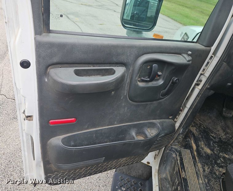 image for item EO4638 2005 GMC C5 flatbed truck