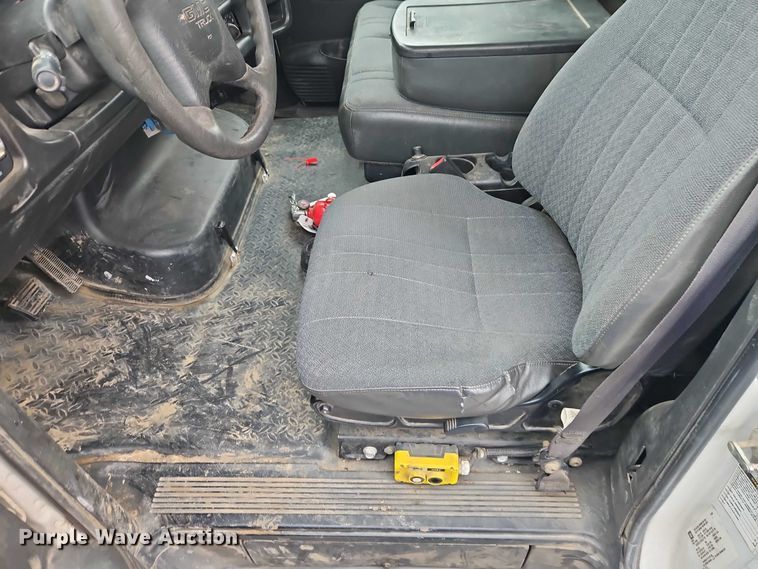 image for item EO4638 2005 GMC C5 flatbed truck