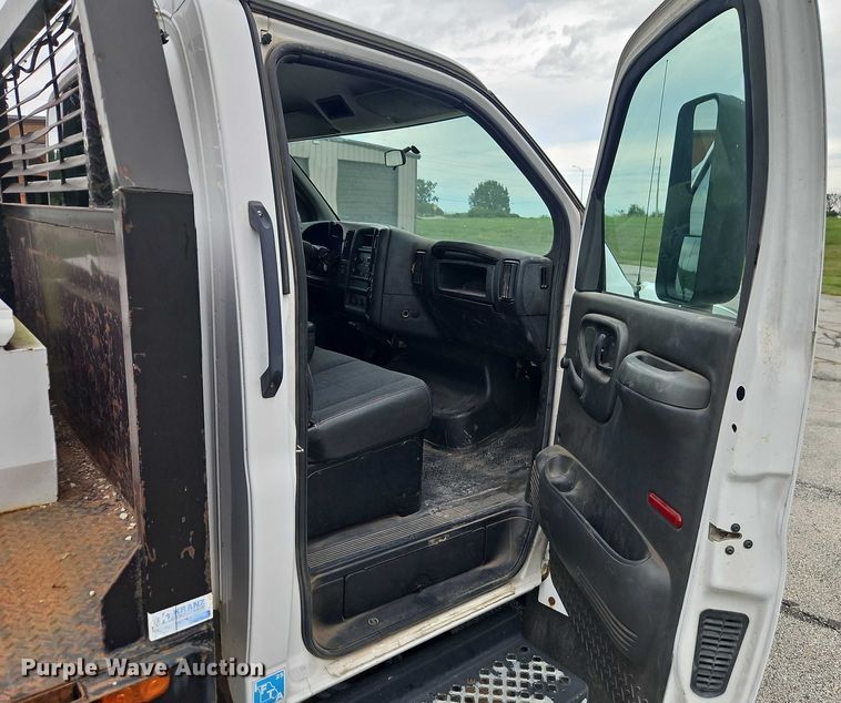 image for item EO4638 2005 GMC C5 flatbed truck
