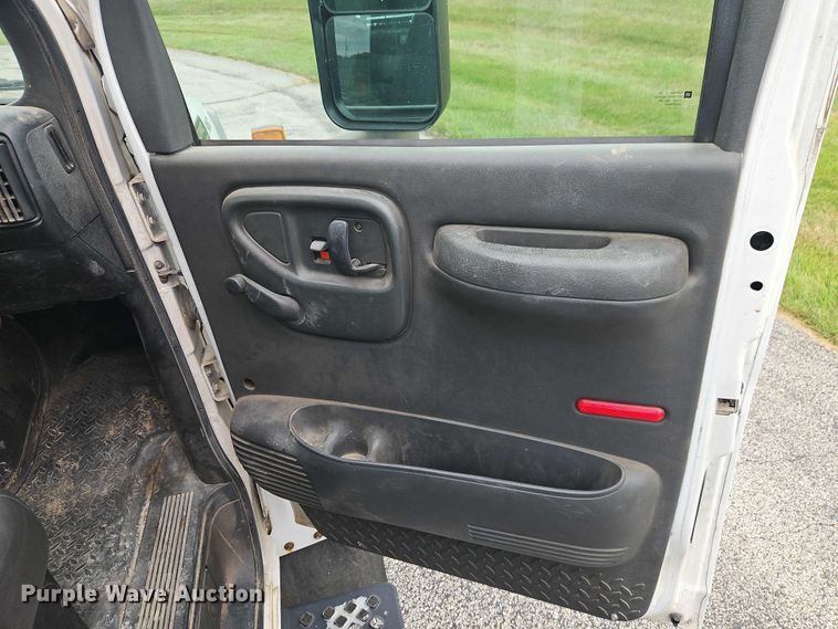 image for item EO4638 2005 GMC C5 flatbed truck