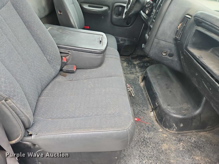 image for item EO4638 2005 GMC C5 flatbed truck