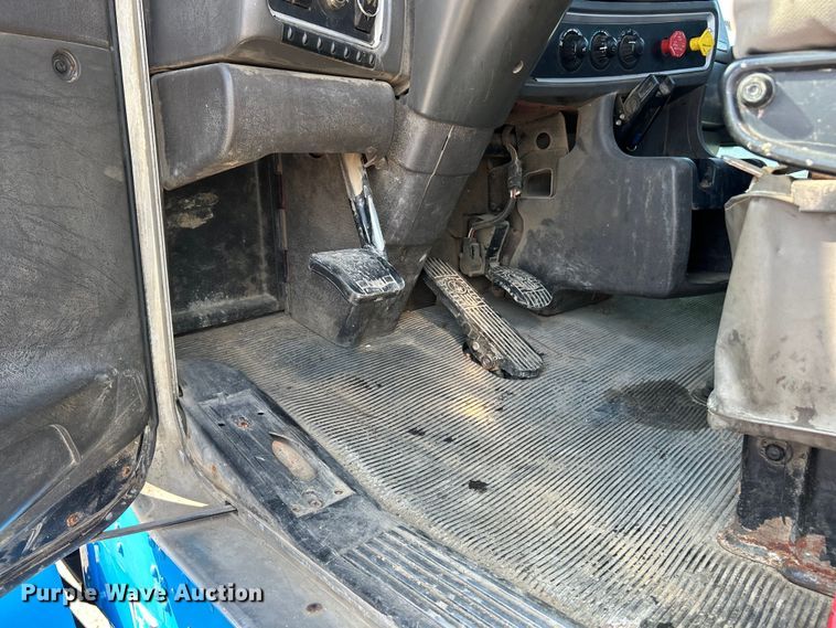 image for item ET3060 2006 Kenworth T800 winch truck