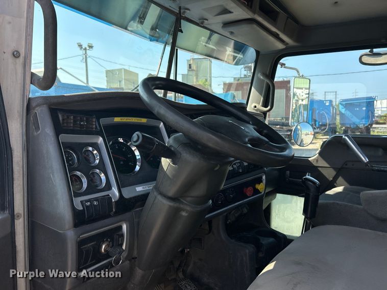 image for item ET3060 2006 Kenworth T800 winch truck