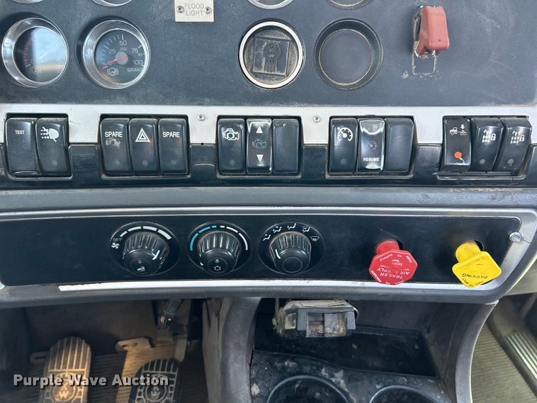 image for item ET3060 2006 Kenworth T800 winch truck