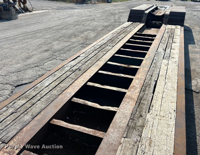 image for item ET3062 2003 Etnyre Blackhawk lowboy equipment trailer