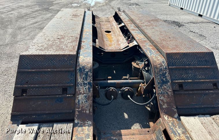 image for item ET3062 2003 Etnyre Blackhawk lowboy equipment trailer