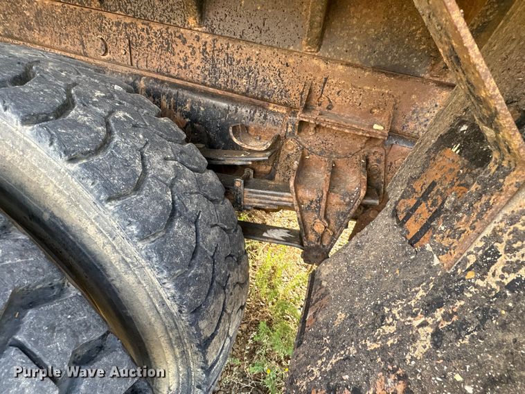 image for item ET7042 1992 International 4700  dump truck