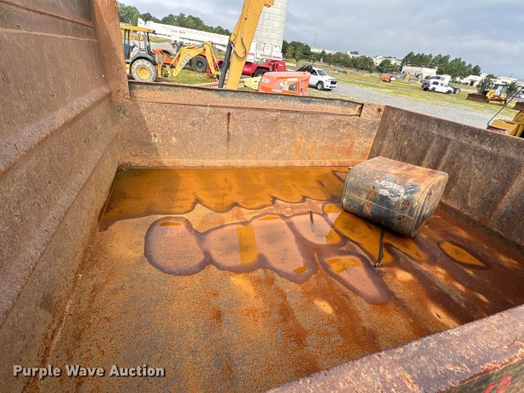 image for item ET7042 1992 International 4700  dump truck