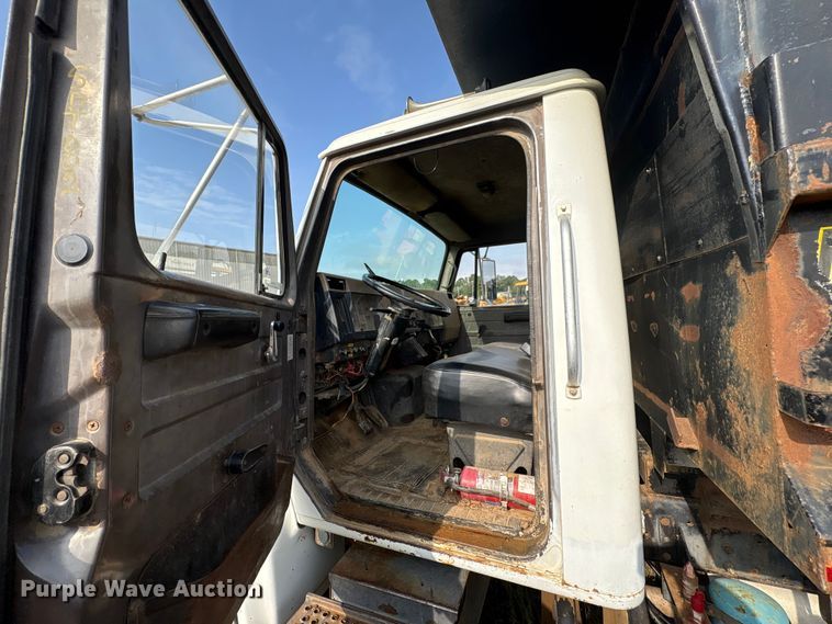 image for item ET7042 1992 International 4700  dump truck