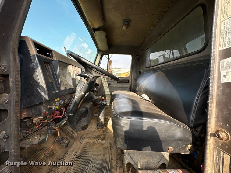 image for item ET7042 1992 International 4700  dump truck