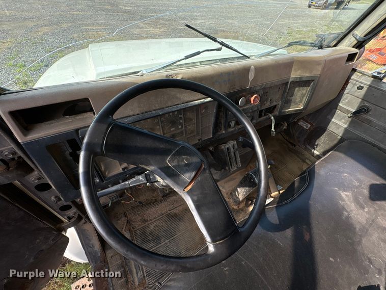 image for item ET7042 1992 International 4700  dump truck