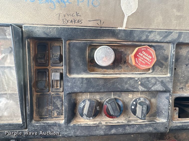 image for item ET7042 1992 International 4700  dump truck