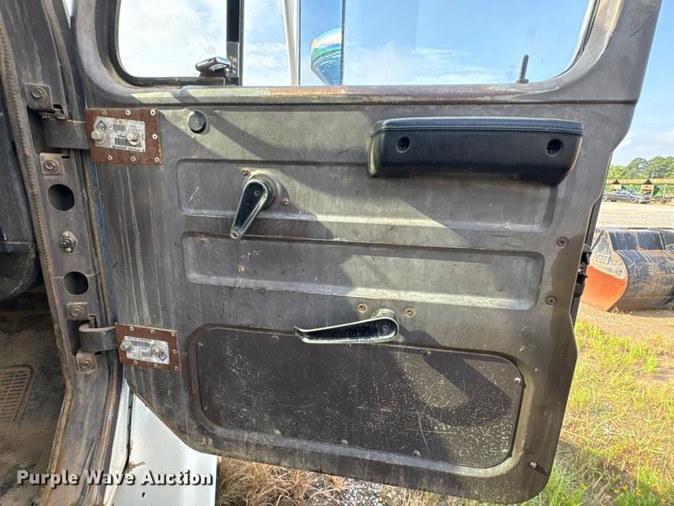 image for item ET7042 1992 International 4700  dump truck