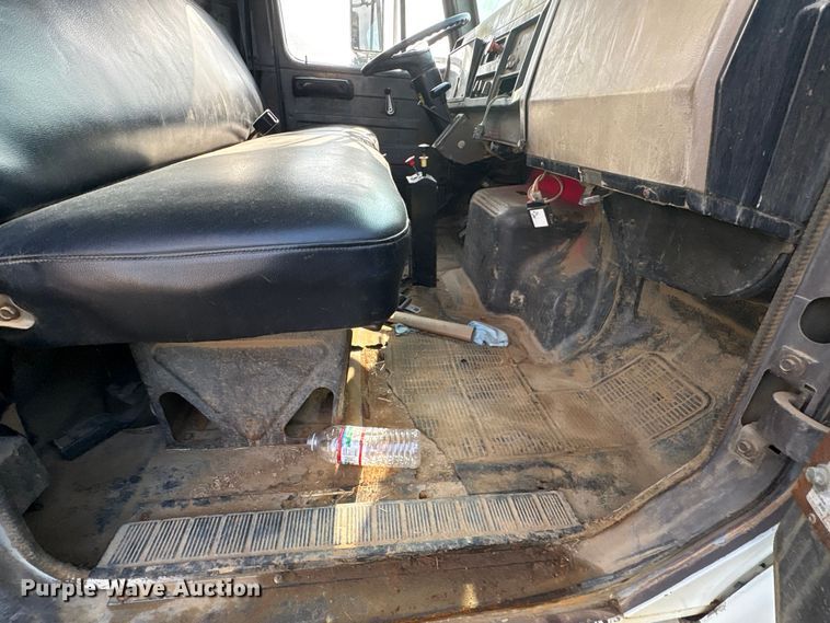 image for item ET7042 1992 International 4700  dump truck