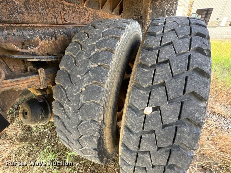 image for item ET7042 1992 International 4700  dump truck