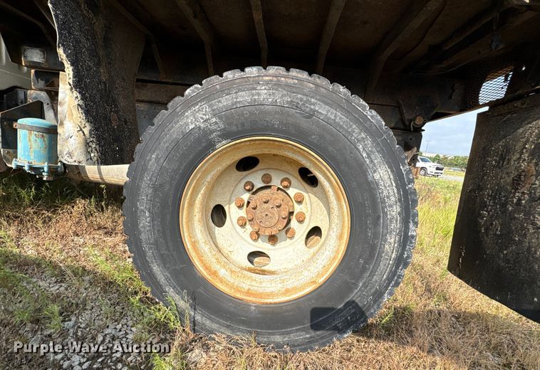 image for item ET7042 1992 International 4700  dump truck
