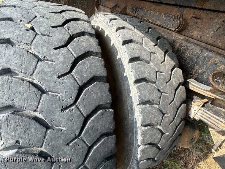 image for item ET7042 1992 International 4700  dump truck