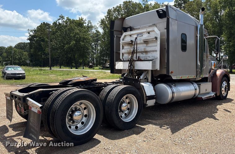 image for item ET7049 2011 Freightliner Coronado semi truck