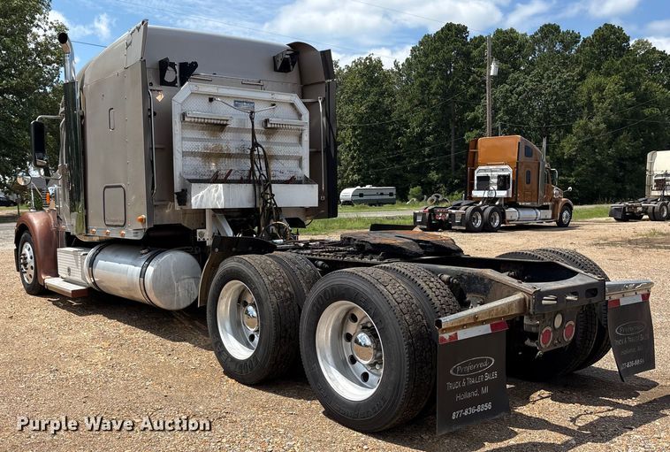 image for item ET7049 2011 Freightliner Coronado semi truck