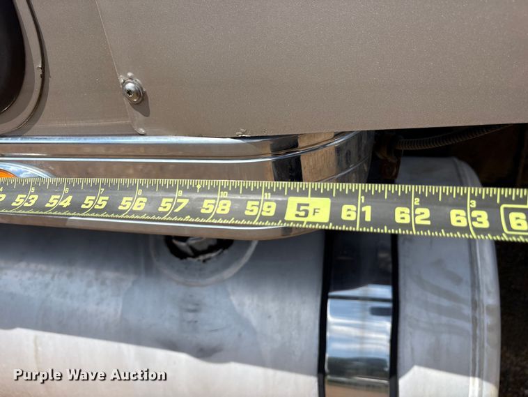 image for item ET7049 2011 Freightliner Coronado semi truck