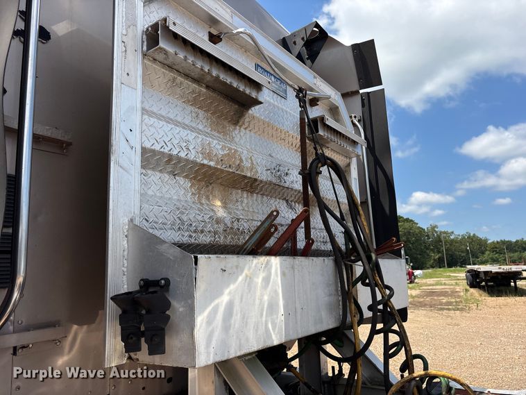 image for item ET7049 2011 Freightliner Coronado semi truck