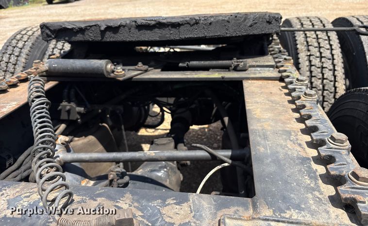 image for item ET7049 2011 Freightliner Coronado semi truck